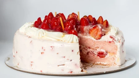 Sladoled torta sa jagodama popravlja dan u trenu: Prava letnja poslastica