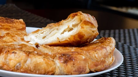 Brzi burek sa sirom od gotovih kora: Lista se kao knjiga