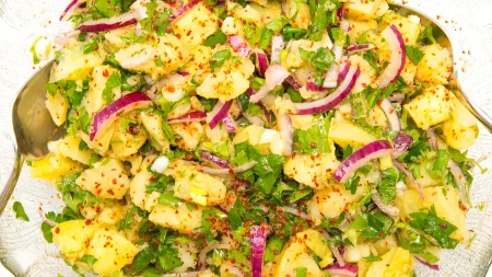 Najlepša posna krompir salata sa crvenim lukom: Predjelo koje okuplja porodicu