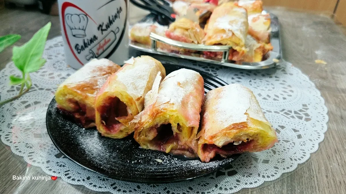 Mirisne rolnice sa šljivama sa kanala Bakina kuhinja: Listaju se kao novine