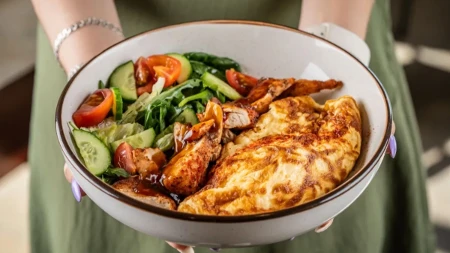 Omlet sa piletinom za obrok pun proteina: Doručkujete i pravac na trening