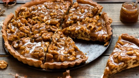 Hrskavi tart sa orasima i karamelom: Rapsodija ukusa u svakom zalogaju
