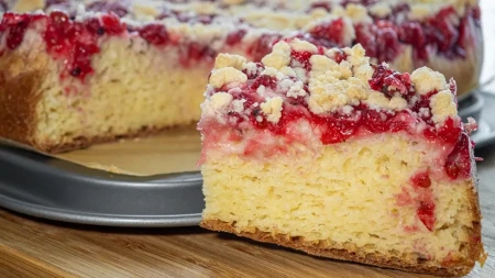 Žuti kolač sa malinama mami na dodatno parče: A ukusom budi nostalgiju