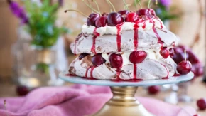 Pavlova sa višnjama pomera granice dobrog ukusa: Pravi letnji klasik