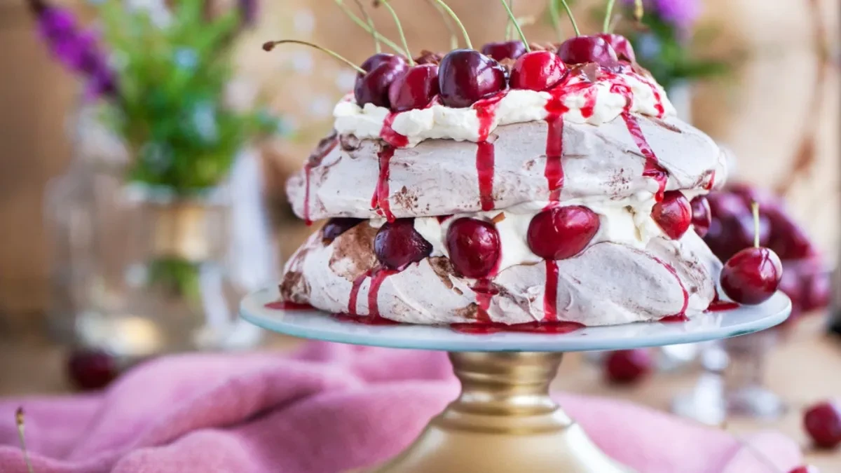 Pavlova sa višnjama pomera granice dobrog ukusa: Pravi letnji klasik