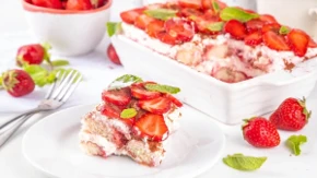 Sočni tiramisu sa jagodama: Klasik u letnjem ruhu
