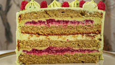Svečana torta sa pistaćima i malinama mami na zalogaj više: Ukus je kao san