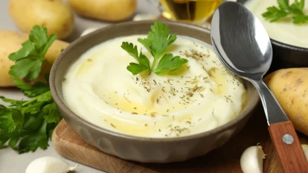 Sočni pire sa kiselim mlekom nikad kremastiji: Predjelo koje ide uz baš sve