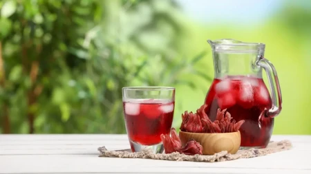 Ledeni čaj od hibiskusa osvežava od prvog gutljaja: Bolji nego limunada