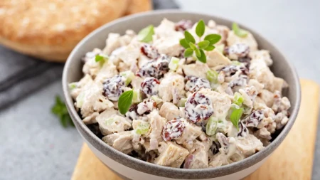 Hladna pileća salata spolja hrskava, a iznutra sočna: Super menja glavno jelo