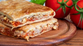 Sočna pita sa paprikama odlično ide uz kiselo mleko: Svi žele parče još