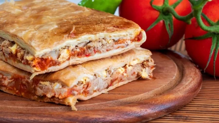 Sočna pita sa paprikama odlično ide uz kiselo mleko: Svi žele parče još