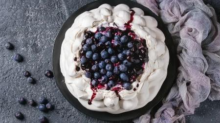 Pavlova sa borovnicama krasi svaku svečanu trpezu: Torta koja ne silazi sa trona 