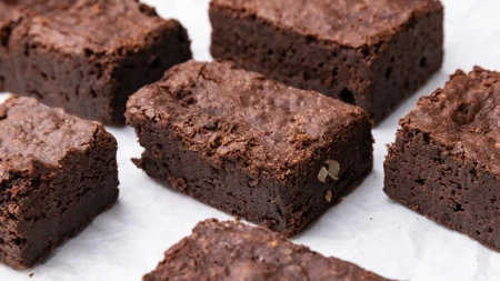 Brze kakao kocke se tope u ustima: Savršen posni kolač oduševiće svakoga