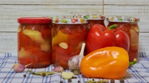 Pikantna zimnica koja se spremi očas posla: Zaboravljeni mađarski recept za paprike u tegli - nema pečenja satima, a ukus će svi voleti 