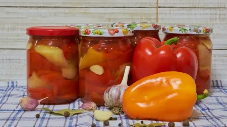 Pikantna zimnica koja se spremi očas posla: Zaboravljeni mađarski recept za paprike u tegli - nema pečenja satima, a ukus će svi voleti 
