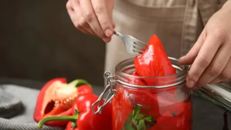 Peckana paprika je postala pravi hit! Kratko se zapeče, pa ide u specijalnu marinadu - za tren nestaje iz tegle