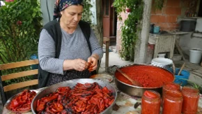 Bez kapi ulja: Celo selo pravi ajvar po receptu moje bake, a ovaj začin mu daje poseban šmek