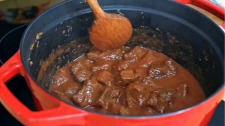 Tajna dobrog gulaša nije samo u mesu: Ova tečnost može da napravi veliku razliku, kuvari je dolivaju umesto vode pa meso bude meko kao duša