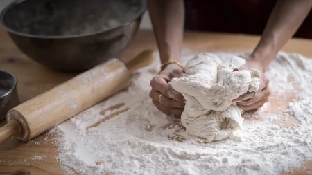Nema mešenja i lepljenja za prste: Recept za domaći hleb koji uspeva i početnicima u kuhinji