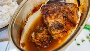 Kad se ovako spremi, toliko je mekan da se raspada pod viljuškom: Recept za svinjski vrat u rerni sam prepisala iz bakine sveske, sad ga samo tako pravim