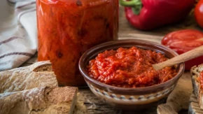 Leskovačka ljutenica: Bolja od ajvara, a pravi se od paprika i paradajza