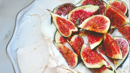 Pavlova sa smokvama za najlepši početak nedelje: Tiha raskoš na tanjiru