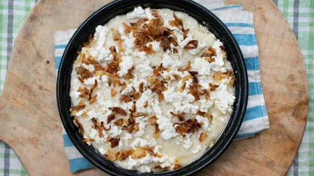 Kačamak sa sirom i kajmakom: Recept za jelo koje se služi vrelo