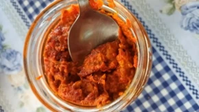 Lažni ajvar je spreman za pola sata: Pravi se direktno u tiganju, a ukus skoro identičan pravom