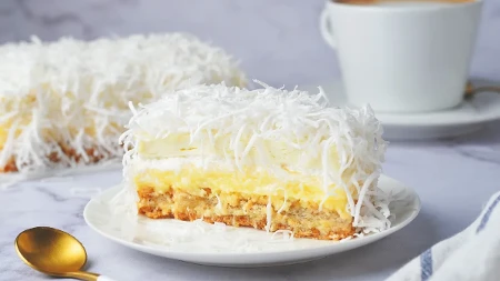 Snežna kraljica savršen desert: Beli kolač koji se seče kao torta