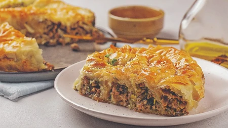 Brzi burek sa mesom gotov je za pola sata: Tanki i hrskavi slojevi nikad slasniji