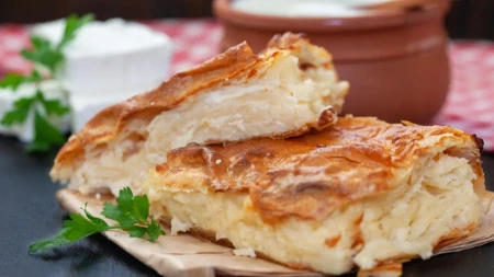 Tajna je u prelivu koji se dodaje pre pečenja: Sočna bosanska gibanica se topi u ustima