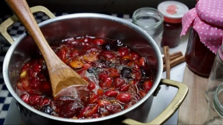 Celi plodovi voća u čvrstom sirupu: Starinski recept za slatko od šljiva, ovakvo niste jeli još od detinjstva