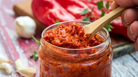 Kako je biser zimske srpske trpeze dobio ime? Pravo poreklo reči ajvar nema veze sa paprikom